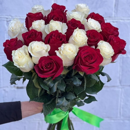 Букет «Баланс» из красных и белых роз - купить с доставкой в по Зиме