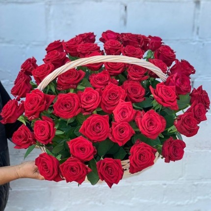 Корзинка "Моей королеве" из красных роз с доставкой в по Зиме