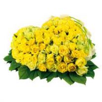 Букет в форме сердца из желтых роз